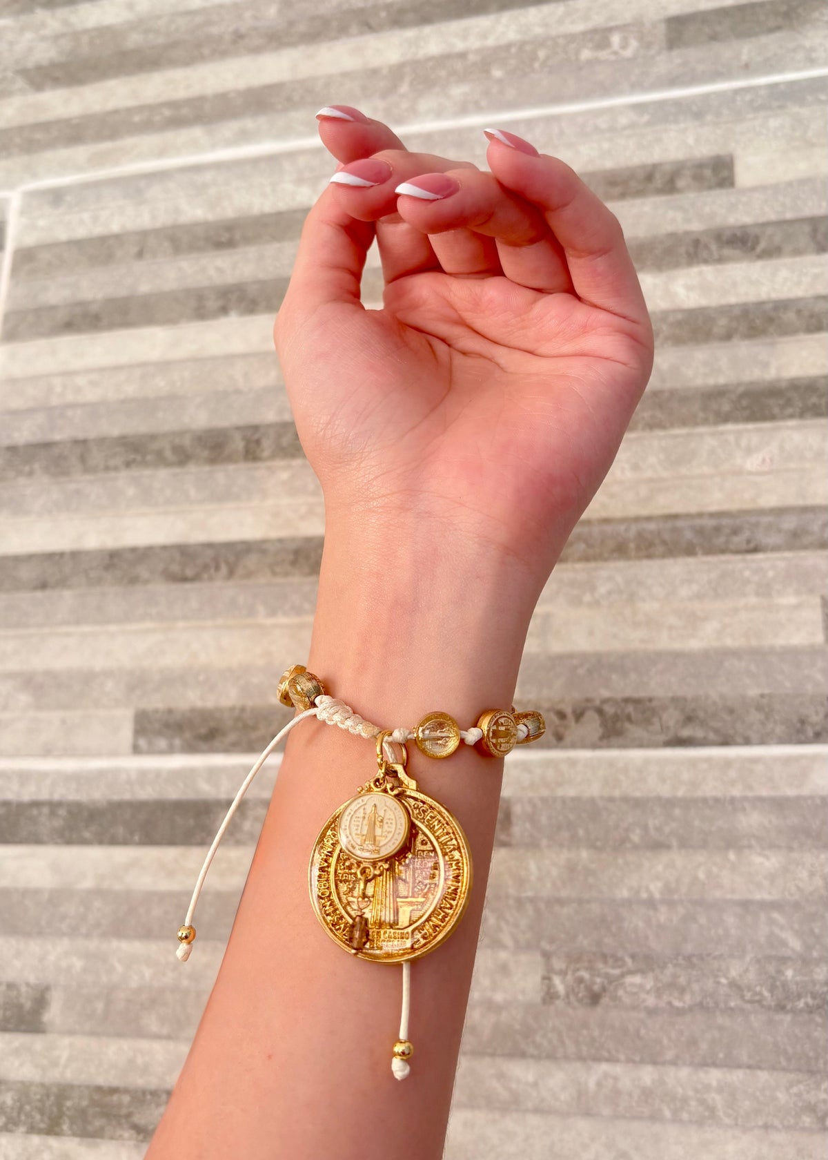 INFYNIA | Pulsera San Benito Encapsulado Dorada