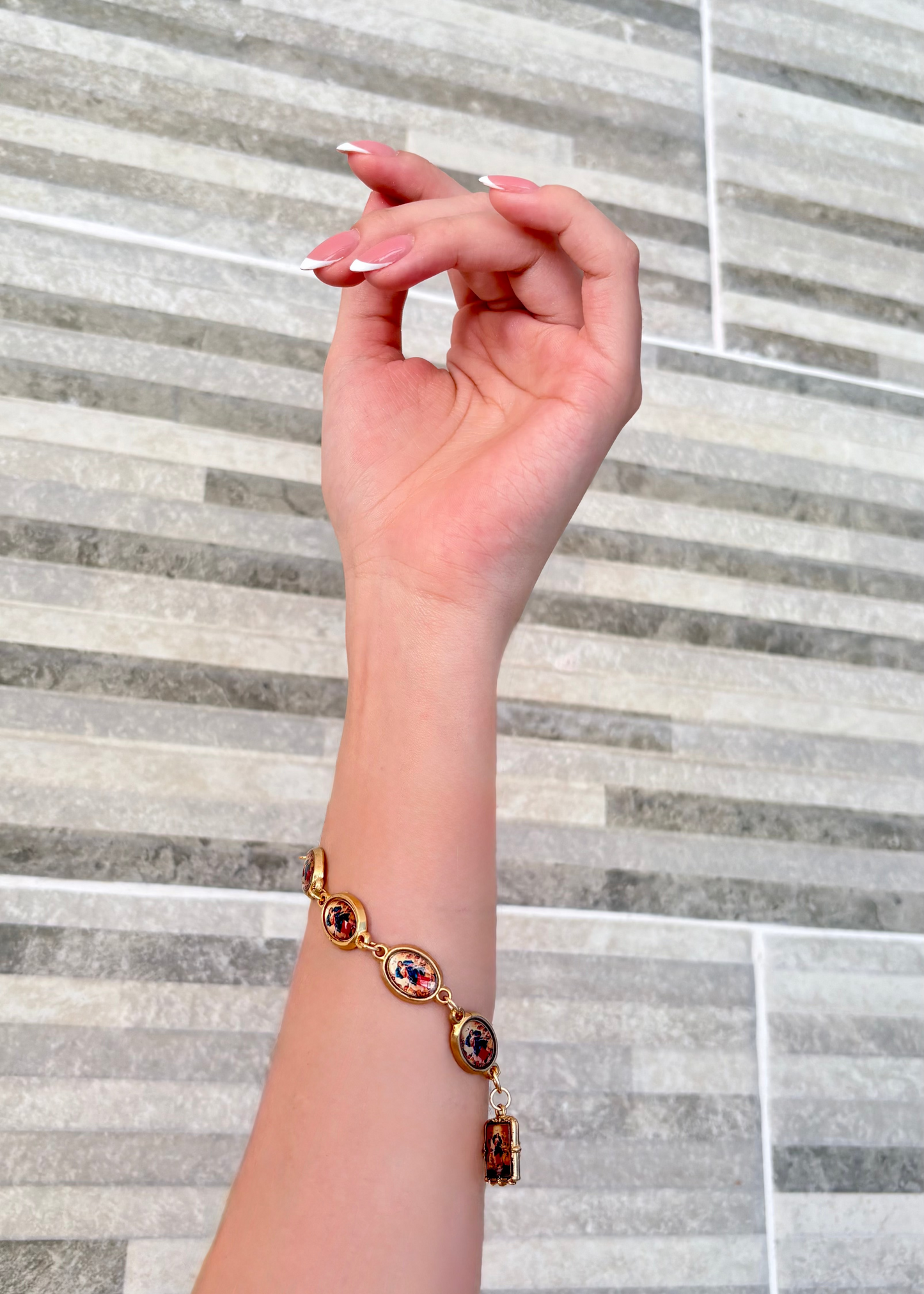 INFYNIA | Pulsera Dorada de la Virgen Desata Nudos