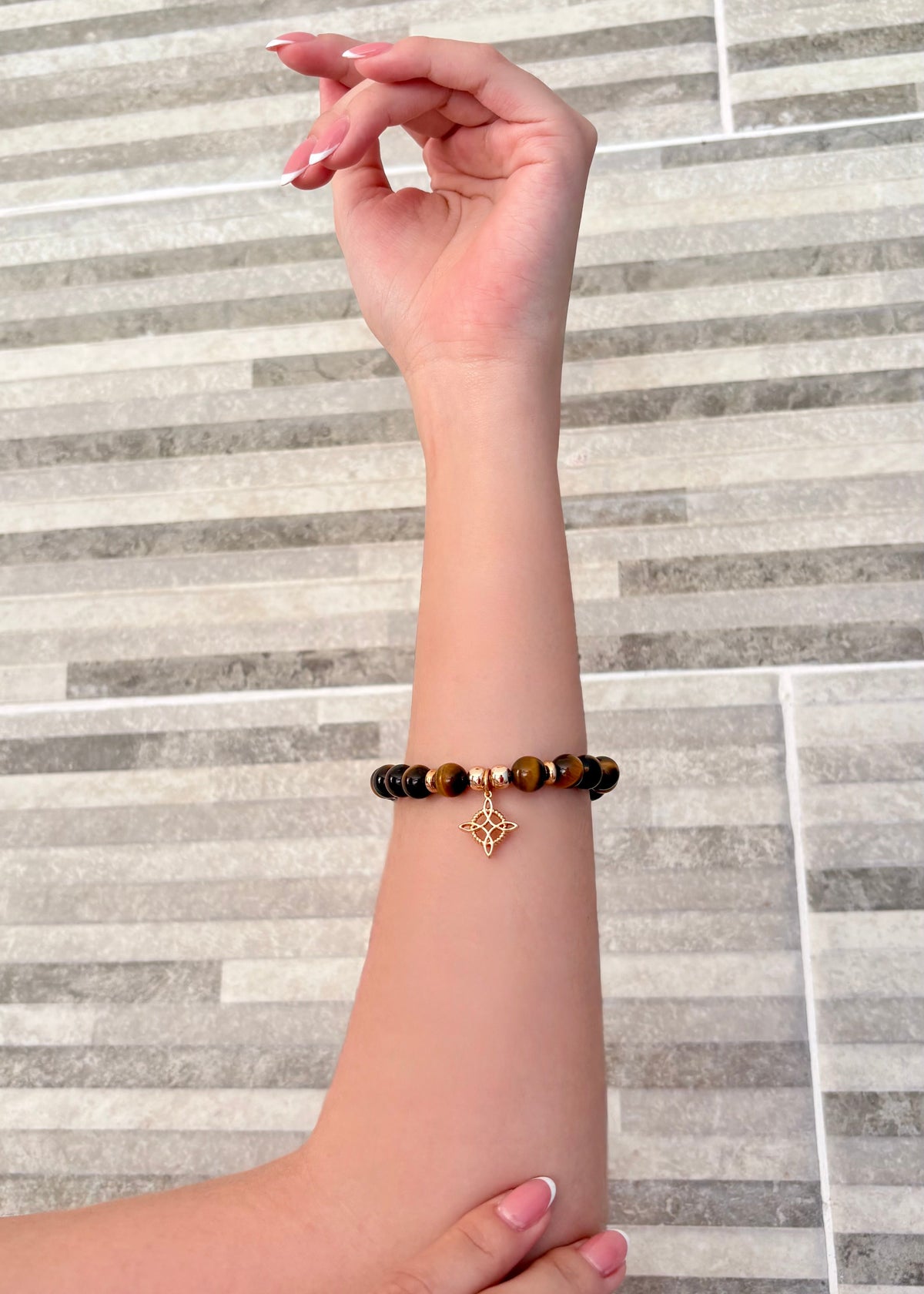 INFYNIA | Pulsera piedra ojo de tigre + nudo de bruja