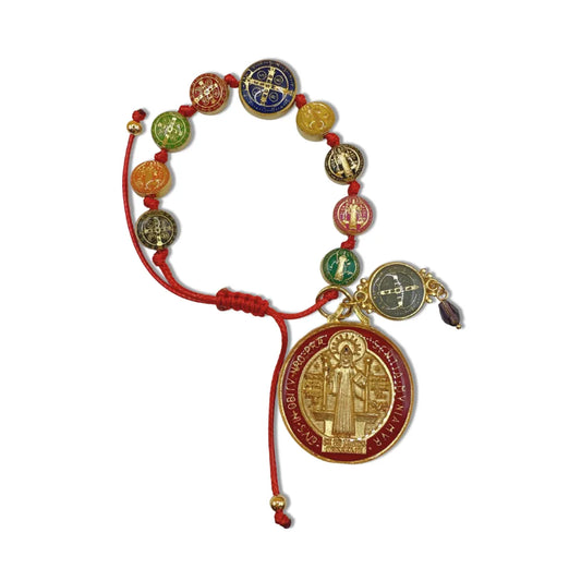 Traer una pulsera de San Benito sirve como protección espiritual contra malas energías, envidias y peligros. El símbolo de San Benito es un amuleto poderoso que representa fe, fortaleza y defensa contra el mal. Ideal para quien busca sentirse protegido en su día a día.
