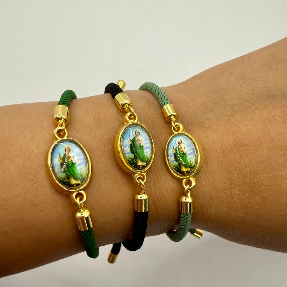 Pulsera de hilo de San Benito